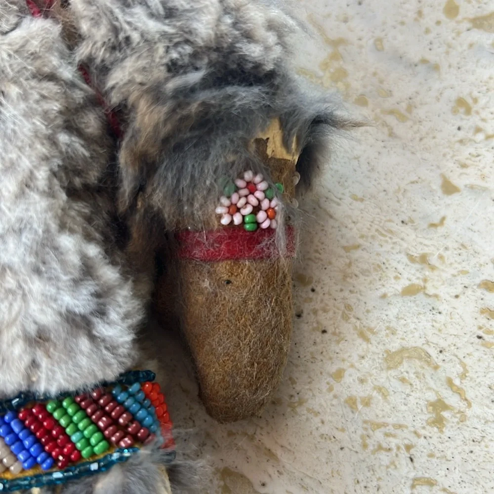 Vintage Handmade Inuit Style Fur & Beaded Doll Collectible Folk Art (FRAGILE) - Picture 3 of 13